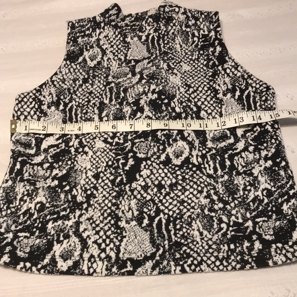 Ladies New York & Company Sleeveless Mock Neck /Black & White - Picture 3 of 9